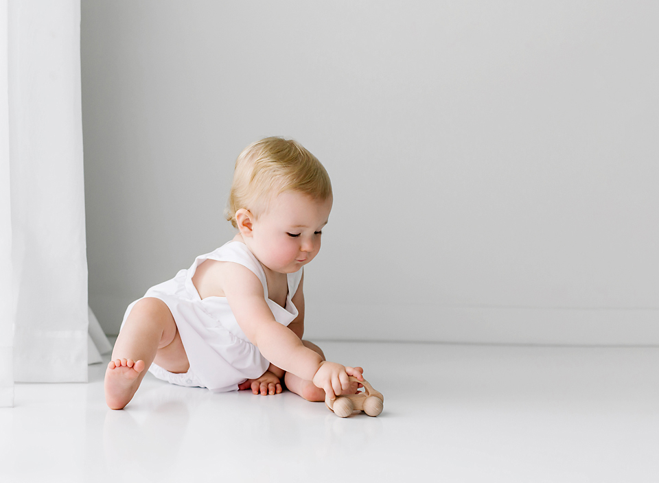 jackson ms cute baby photos in white studio